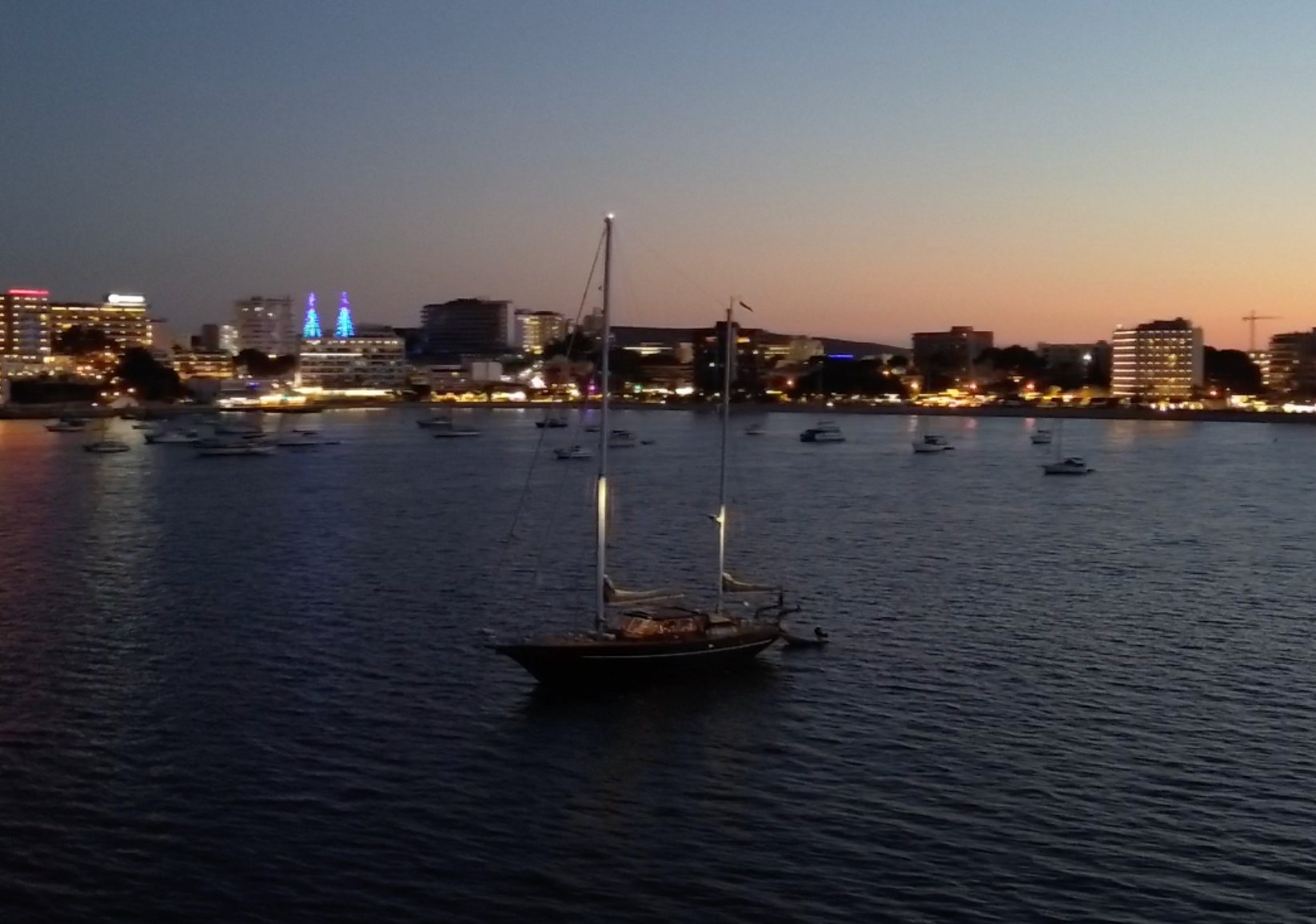 Sunset Cruises - Watch the sun dip below the horizon while enjoying